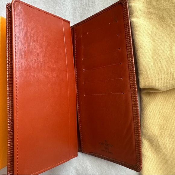 Louis Vuitton Epi Wallet Unisex - Picture 10 of 15